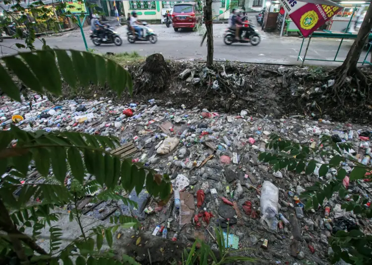 Potret Kali Sipon Cipondoh yang Penuh Tumpukan Sampah