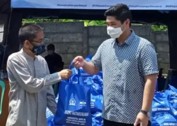 SALURKAN BANTUAN UNTUK NAKES–Anggota DPR RI dari Fraksi Partai Demokrat, Rizki Natakusumah, secara simbolis serahkan bantuan kepada Dirut RSUD Berkah Pandeglang, Sabtu (14/8/2021) lalu. (ISTIMEWA)