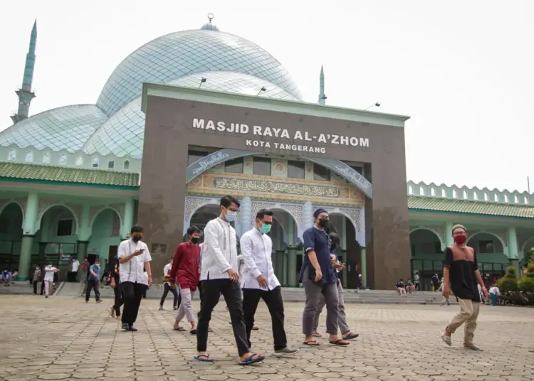 Potret Masjid Al-Azhom Tangerang Kembali Gelar Salat Jumat