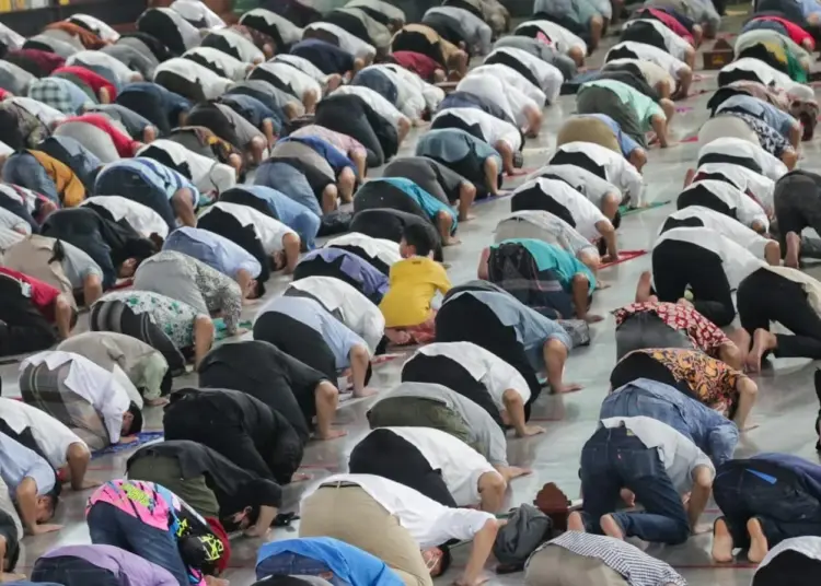 Potret Masjid Al-Azhom Tangerang Kembali Gelar Salat Jumat