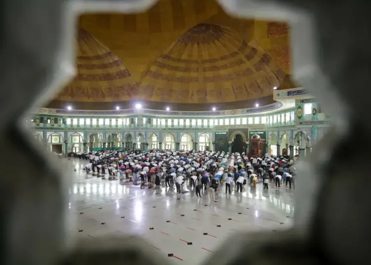 Potret Masjid Al-Azhom Tangerang Kembali Gelar Salat Jumat