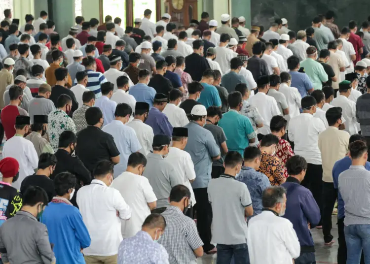 Potret Masjid Al-Azhom Tangerang Kembali Gelar Salat Jumat