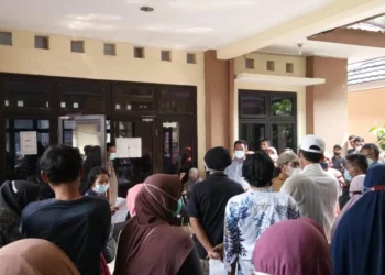 Warga Sindang Jaya Berkerumun Saat Vaksinasi