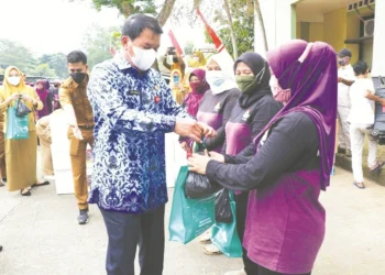 Sekda Bagikan Ikan Segar Untuk Pesapon