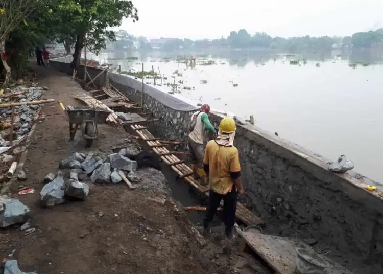 Sempat Ambruk, Turap Situ Kelapa Dua Dibangun Lagi