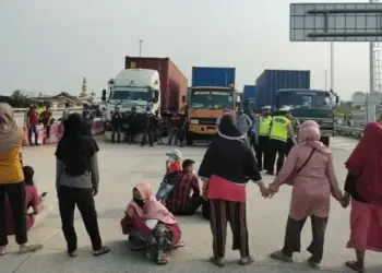 Warga Terdampak JORR II Blokir Pintu Masuk Tol Benda Utama