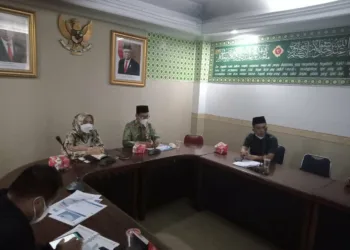 RAPAT–rapat pembahasan laporan akhir penyusunan master plan pengembangan sarana prasarana pengelolaan data dan informasi yang ada di Bidang Persandian dan Statistik Diskominfosatik, di Aula Tb. Saparudin, Jumat (27/8/2021). (ISTIMEWA)