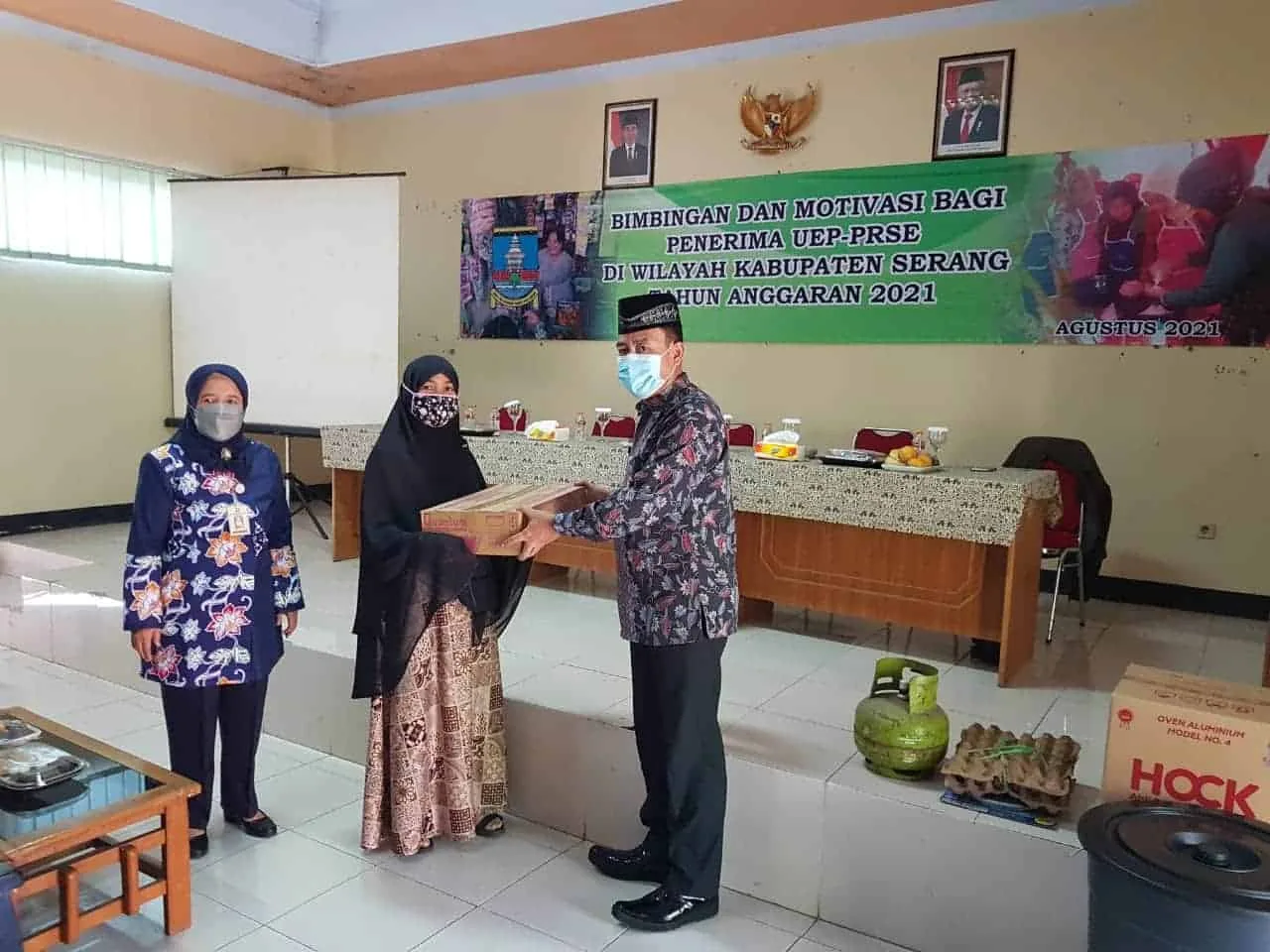 Penerima program Usaha Ekonomi Produktif (UEP) dan Perempuan Rawan Sosial Ekonomoi (PRSE), diberi bimbingan dan motivasi, sekaligus bantuan modal usaha, Kamis (12/8/2021). (ISTIMEWA)