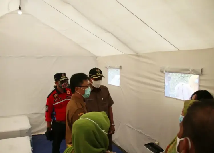 SERAHKAN BANTUAN–Yayasan Care Peduli (sebelumnya ditulis PT PT Victoria Care Indonesia), menyerahkan bantuan tenda tekanan negatif untuk empat Pusat Kesehatan Masyarakat (Puskesmas) di Kabupaten Serang, Selasa (3/8/2021). (ISTIMEWA)