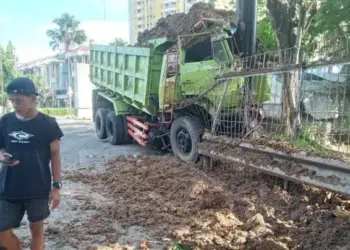 Transformer Nyelonong Siang-siang Lalu Kecelakaan di Kota Tangerang, Sopir Sempat Terjepit