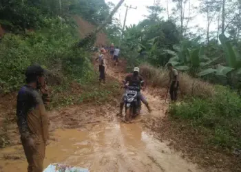 Akibat Hujan, Akses Huntara di Lebak Gedong Tertimbun Longsor