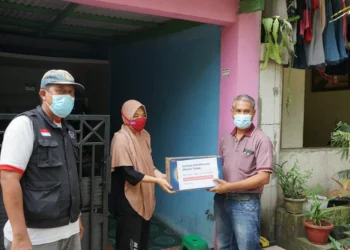 Forsamik dan Yayasan Menebar Kebaikan Beri Sembako Warga Isoman di RW 06 Kelurahan Tigaraksa