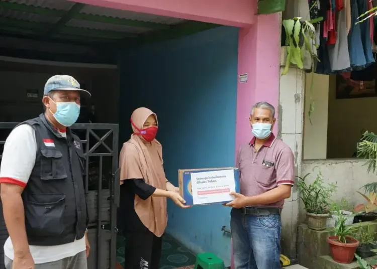 Forsamik dan Yayasan Menebar Kebaikan Beri Sembako Warga Isoman di RW 06 Kelurahan Tigaraksa