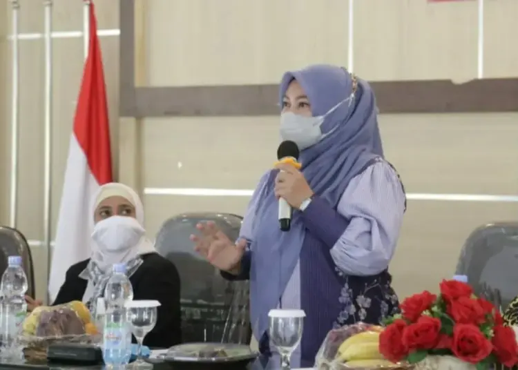 SAMBUTAN–Bupati Pandeglang Irna Narulita, menyampaikan sambutan di acara Penguatan Kapasitas Kaukus Perempuan Politik Indonesia dan Kaukus Perempuan Parlemen Kabupaten Pandeglang Periode 2021 – 2026,  di Pendopo Pandeglang, Sabtu (4/9/2021). (NIPAL SUTIANA/SATELITNEWS.ID)