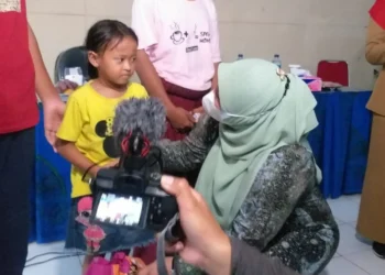 SANTUNI ANAK YATIM–Bupati Pandeglang, Irna Narulita, sedang memberikan santunan dan semangat ke anak yatim dampak Covid-19, di Kecamatan Labuan, Senin (6/9/2021). (NIPAL SUTIANA/SATELITNEWS.ID)