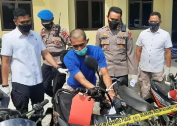 EKSPOS KASUS–Kapolres Pandeglang, AKBP Belny Warlansyah, didampingi jajarannya sedang menunjukan pelaku dan barang bukti pencutian, di Halaman Mapolres Pandeglang, Rabu (8/9/2021). (NIPAL SUTIANA/SATELITNEWS.ID)