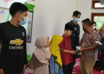 SANTUNAN YATIM–Humas STISIP Banten Raya, Ahmad Toni, secara simbolis memberikan santunan kepada anak yatim, Minggu (12/9/2021). (ISTIMEWA)