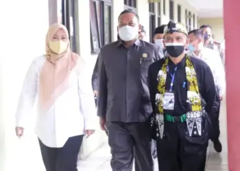 MONITORING–Bupati Pandeglang, Irna Narulita, bersama Ketua Komisi I DPRD Pandeglang, Endang Sumantri, didampingi Kepala BKD Pandeglang, Ali Fahmi Sumanta dan jajarannya, di SMPN 1 Karang Tanjung, Rabu (15/9/2021). (ISTIMEWA)