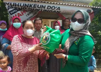 SALURKAN BANTUAN SEMBAKO–Mewakili jajaran pengurus DPP PPP, anggota DPRD Banten, Ida Hamidah, menyerahkan bantuan paket sembako ke warga terdampak banjir bandang di Kampung Rocek Barat RT 10 RW 04, Desa Rocek, Kecamatan Cimanuk, Kabupaten Pandeglang, Kamis (16/9/2021). (NIPAL SUTIANA/SATELITNEWS.ID)