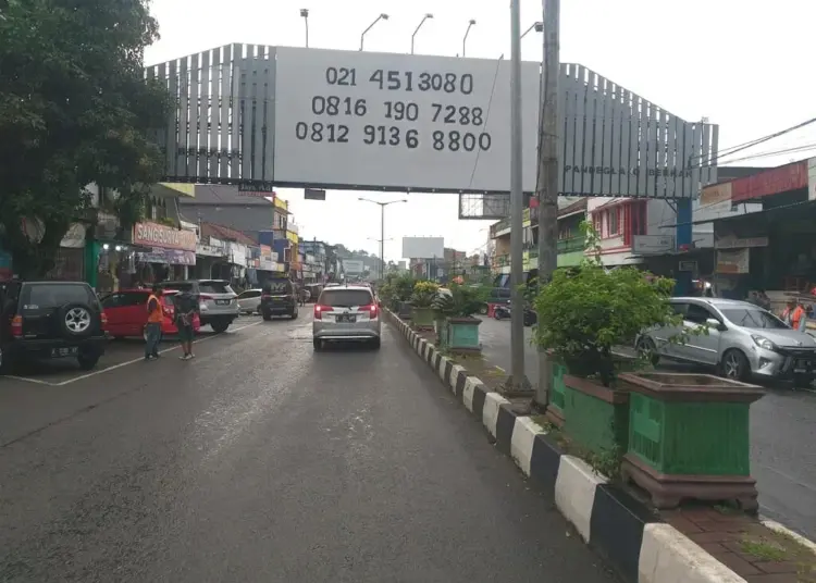 LANGGANAN BANJIR–Jalan Ahmad Yani atau Jalan Raya Pandeglang-Serang, tepatnya di Pasar Pandeglang, Minggu (19/9/2021). Jalan ini yang kerap mengalami banjir, jika hujan lebat mengguyur wilayah sekitar. (NIPAL SUTIANA/SATELITNEWS.ID)