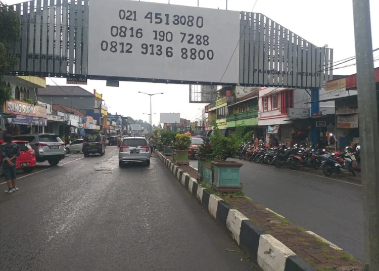 LANGGANAN BANJIR–Jalan Ahmad Yani atau Jalan Raya Pandeglang-Serang, tepatnya di Pasar Pandeglang, Minggu (19/9/2021). Jalan ini yang kerap mengalami banjir, jika hujan lebat mengguyur wilayah sekitar. (NIPAL SUTIANA/SATELITNEWS.ID)