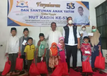 SANTUNAN–Ketua Kadin Pandeglang, H. Aab Abdulah bersama Wakil Ketua Kadin Banten, Amal Jayabaya, sedang menyantuni anak-anak yatim pada saat acara tasyakuran HUT Kadin ke-53, di Sekretariat Kadin Kabupaten Pandeglang, Jumat (24/9/2021). (NIPAL SUTIANA/SATELITNEWS.ID)