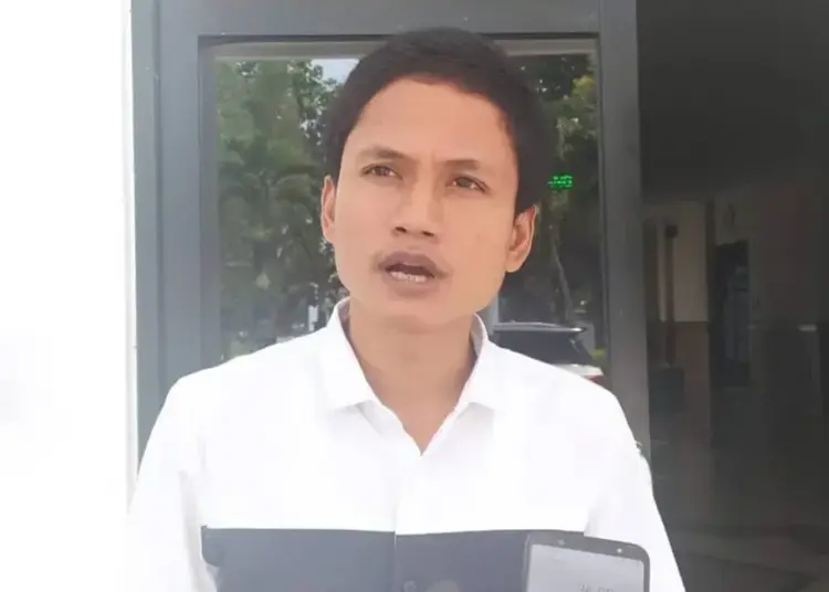 Wakil Ketua Komisi III DPRD Pandeglang, Iing Andri Supriadi, sedang di wawancara wartawan di lingkungan DPRD Pandeglang, Jumat (24/9/2021). (NIPAL SUTIANA/SATELITNEWS.ID)