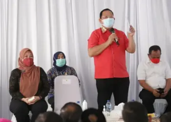 KUNJUNGAN KERJA–Ketua Komisi IV DPR RI, Sudin, didampingi Bupati Pandeglang, Irna Narulitra, sedang memberikan penjelasan terkait situasi dan kondisi pertanian, khususnya petani di Pandeglang, Jumat (24/9/2021). (ISTIMEWA)