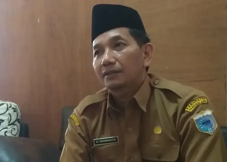 WAWANCARA–Kepala DPMPD Pandeglang, Doni Hermawan, sedang di wawancara wartawan di ruang kerjanya, beberapa waktu lalu. (ISTIMEWA)