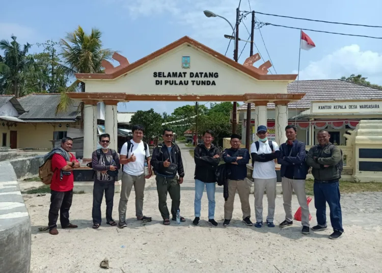 Jajaran Diskominfosatik Kabupaten Serang, berkunjung ke Pulau Tunda, Kamis (23/9/2021). (ISTIMEWA)