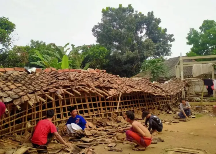 AMBRUK–Bangunan Pondok Pesantren (Ponpes) Wasilatul Ikhwan, di Kampung Ranca Kuda, RT 08 RW 02, Desa Mekar Baru, Kecamatan Kopo, Kabupaten Serang, ambruk, Sabtu (4/9/2021). (ISTIMEWA)