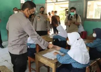 PANTAU PTM–Wakapolda Banten Brigjen Pol Ery Nursatari, memantau kegiatan Pembelajaran Tatap Muka (PTM) di SMPN 2 Tunjung Teja, Kabupaten Serang, Kamis (30/9/2021). (ISTIMEWA)