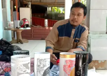 HASIL KREASI–Abdul Rozak (33), warga Kelurahan Saruni, Kecamatan Majasari, Kabupaten Pandeglang, menunjukkan hasil kreatifitasya yaitu, lampu berbahan dasar paralon, Minggu (26/9/2021). (ISTIMEWA)