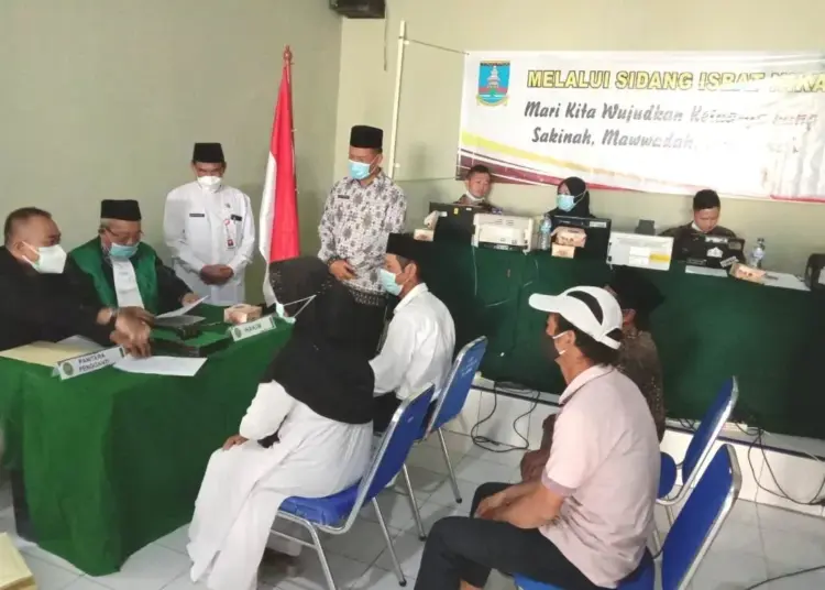 ISBAT NIKAH–Sejumlah pasutri melaksanakan isbat nikah di kantor PA Serang, Rabu (29/9/2021). (ISTIMEWA)