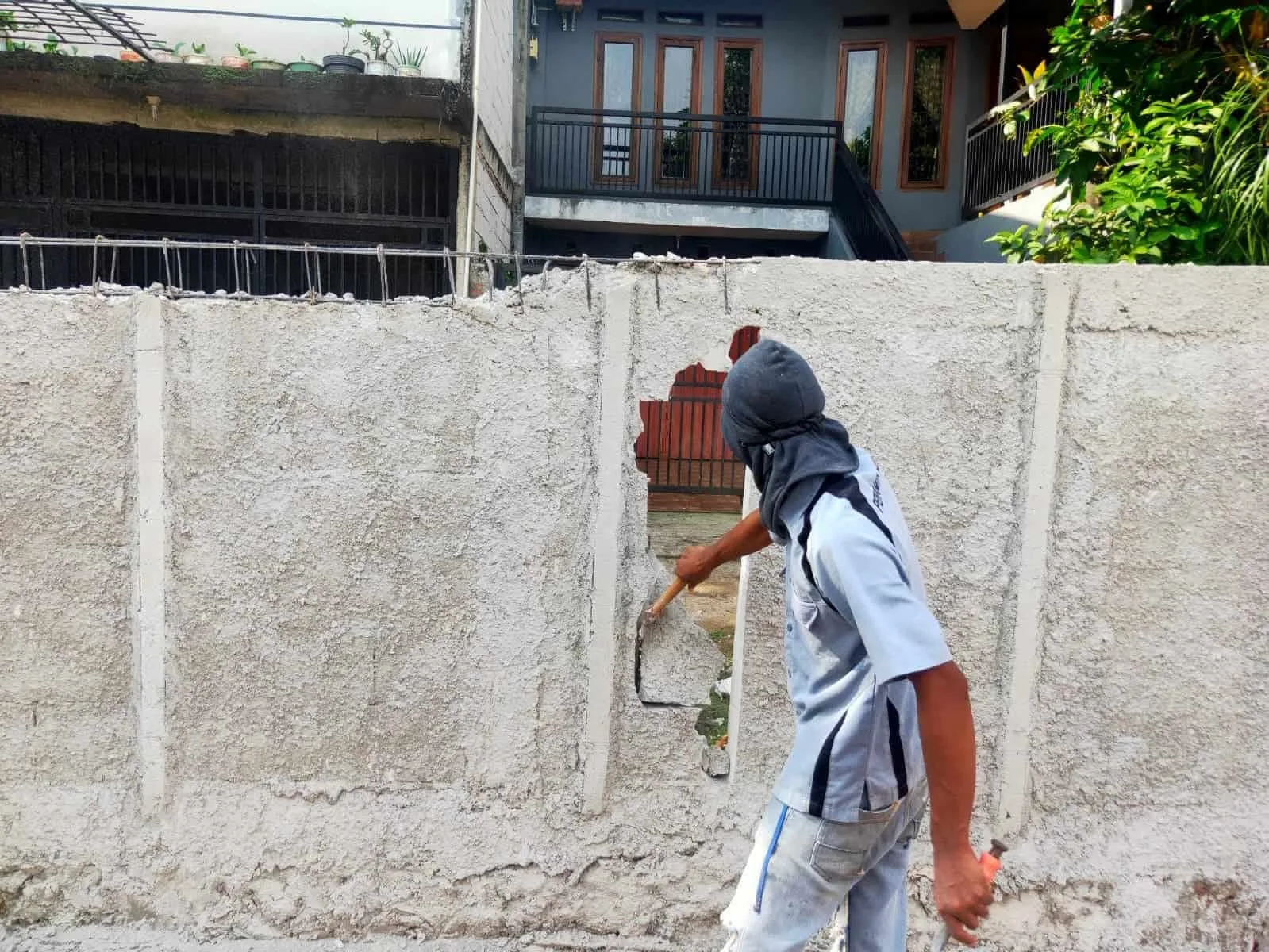 Tutup Akses Rumah Warga, Pagar Perumahan Dibongkar