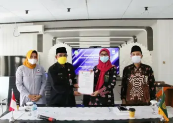 KERJASAMA–Kepala DKBP3A Kabupaten Serang, Tarkul Wasyit, berfoto bersama dengan jajaran Pengadilan Agama (PA) setempat, usai menandatangani MoU terkait pendampingan pernikahan anak dibawah umur, Jumat (17/9/2021). (ISTIMEWA)