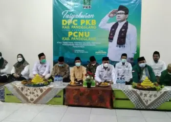 TASYAKURAN–Para pengurus DPC PKB dan PCNU Kabupaten Pandeglang, gelar doa bersama dan tasyakuran atas terbitnya Perpres Nomor 82 Tahun 2021, di Ponpes Al-Falah, Ciekek, Pandeglang, Senin (20/9/2021). (ISTIMEWA)