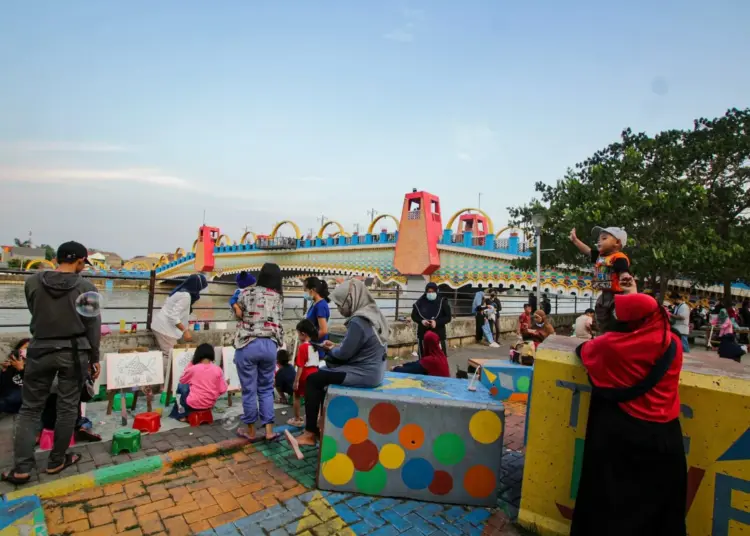 Potret Warga Mulai Berlibur di Kawasan Jembatan Berendeng