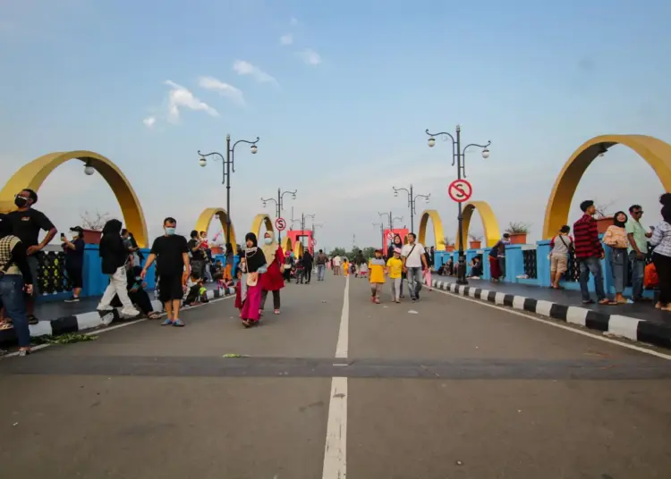 Potret Warga Mulai Berlibur di Kawasan Jembatan Berendeng