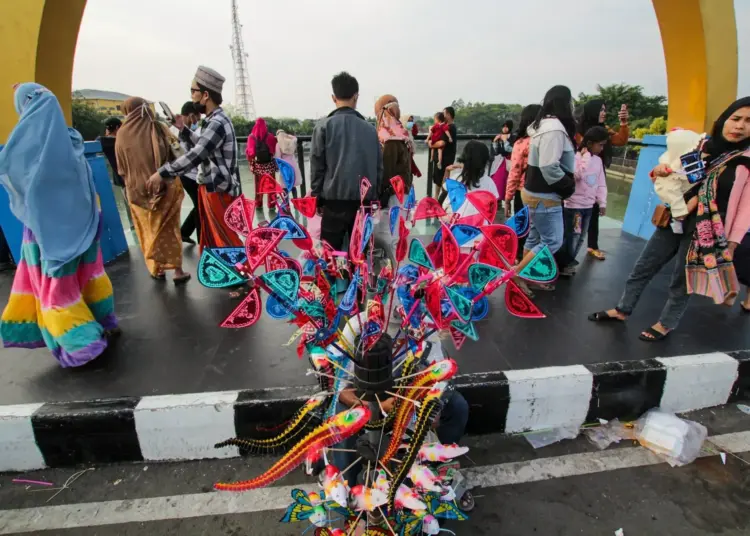 Potret Warga Mulai Berlibur di Kawasan Jembatan Berendeng