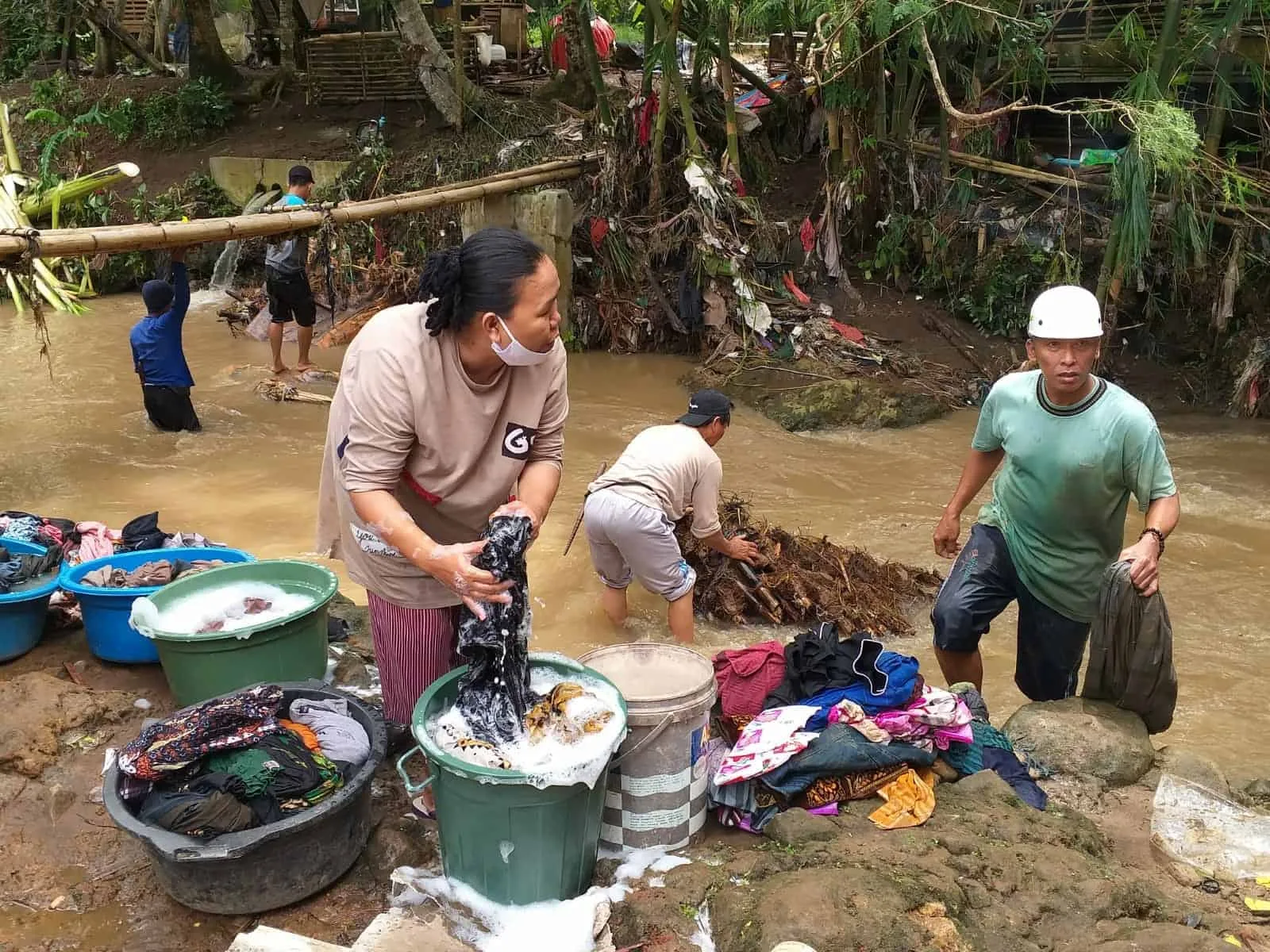 Korban Banjir Bandang di Pandeglang Pungut Pakaian yang Hanyut