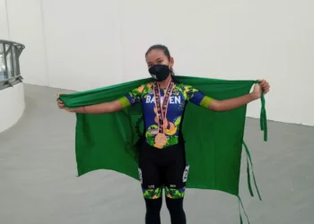 MEDALI PERDANA: Atlet sepatu roda Saskia Rahma sukses meraih medali pertama untuk kontingen Banten pada PON XX Papua 2020, Senin (27/9/2021). Saskia memperoleh medali perunggu dari nomor individual time trial 100 meter putri. (ISTIMEWA)