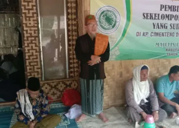 PEMBINAAN–Ketua MUI Kabupaten Pandeglang, KH. Tubagus Hamdi Ma'ani, saat memberikan pembinaan kepada kelompok aliran Hakdzat, beberapa waktu lalu. (DOKUMEN PRIBADI)