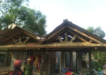 KEBAKARAN–Rumah warga Kampung Muara Dua RT 001 RW 001, Desa Cikiruhwetan, Kecamatan Cikeusik, Kabupaten Pandeglang, dilalap si jago merah, Rabu (29/9/2021). (ISTIMEWA)