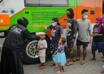 Potret Berbagi Makanan Gratis di Kampung Pemulung Cimone