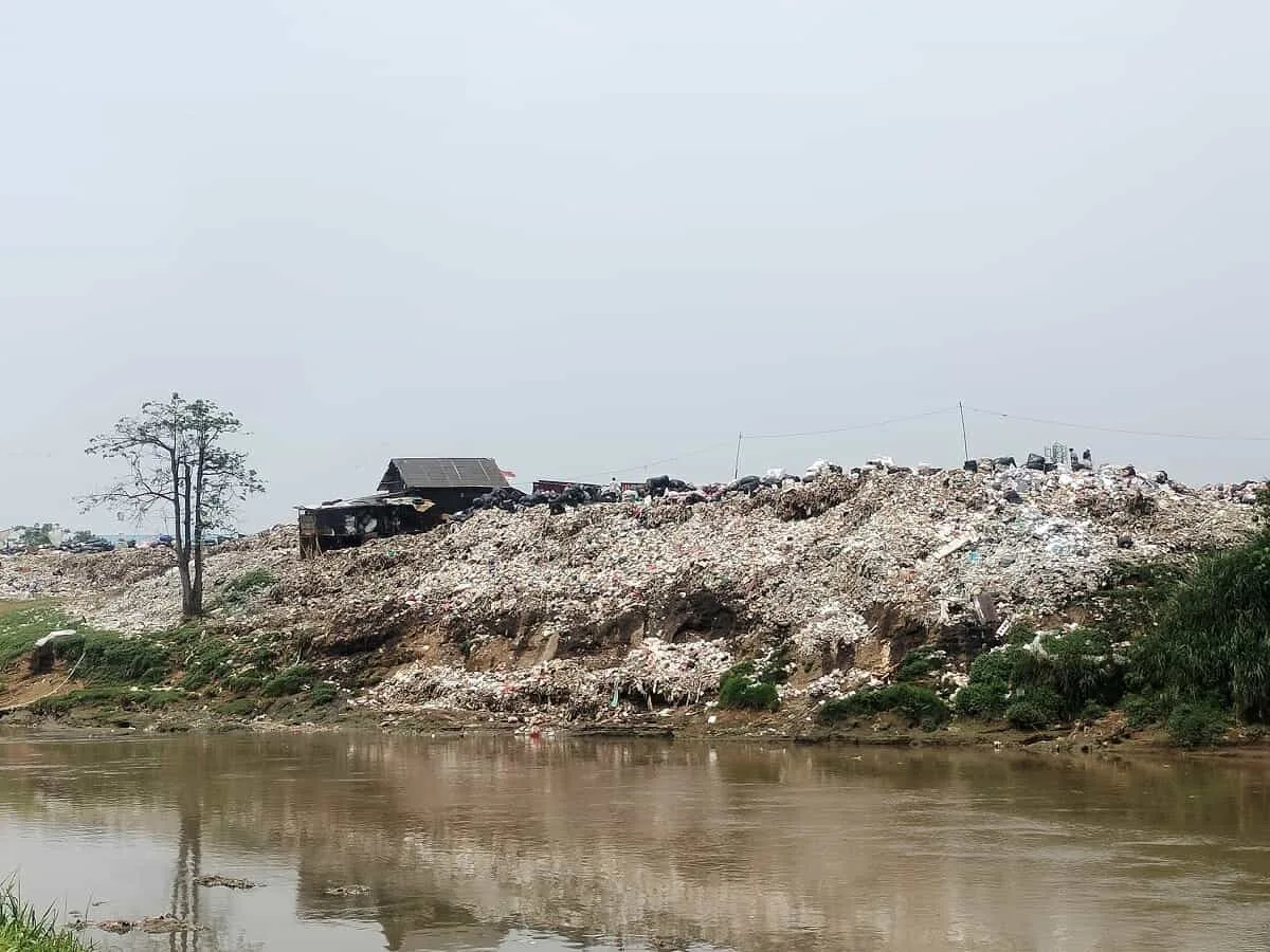 Lima TPS Liar Beroperasi di Pinggir Sungai Cisadane