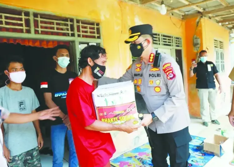 Kapolres Santuni Keluarga Korban Tenggelam di Sungai Cidurian