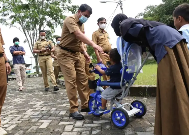 Sekda Kabupaten Tangerang Sambangi Nenek Ating di Panti Sosial