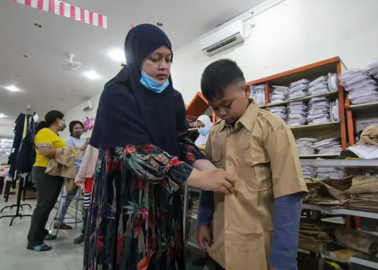 Potret Toko Seragam Sekolah di Tangerang Kebanjiran Pembeli