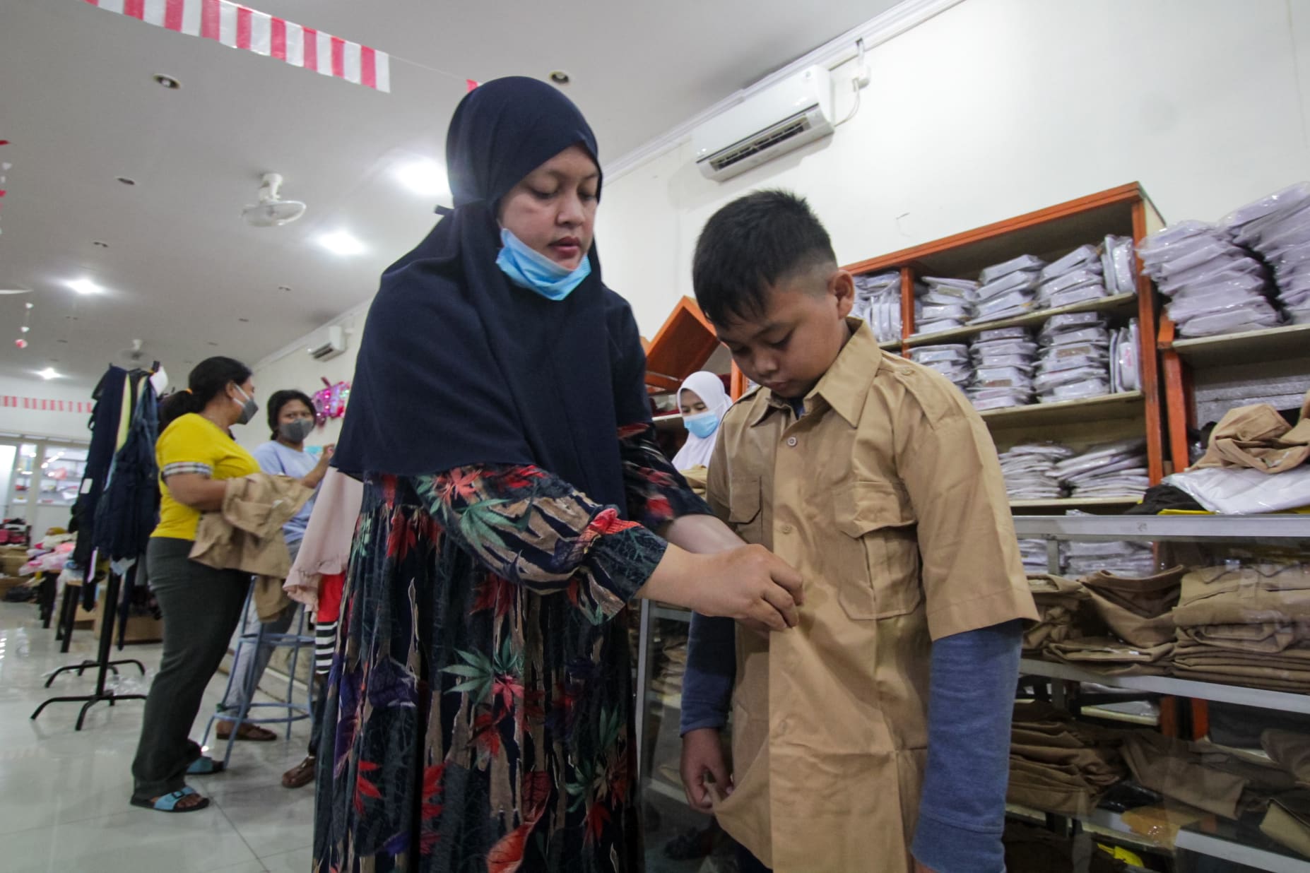 Potret Toko Seragam Sekolah Di Tangerang Kebanjiran Pembeli